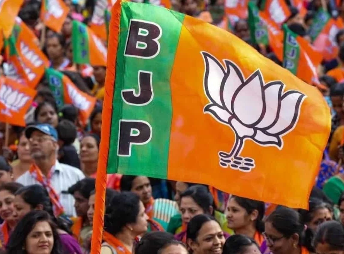 MadhurYadav214's tweet photo. जिनको ओबीसी के नाम पर ओबीसी ही गाली देते है उन्ही के संघर्षो का नतीजा 27% मंडल कमीशन जिसके बाद ओबीसी वर्ग के लोग पुलिस दरोगा, DM SP जैसे बनने लगे बड़ी संख्या में,

लोग प्रधान जिलापंचायत विधायक बनने में मदद मिलने लगी मगर ओबीसी में ज्यादातर लोगो को नशा दबाया था कि देखो तुम्हारा सब हक ख़ा जा रहे है।

फिर लोगो को लगा अगर मै नहीं बढ़ सकता तो उनकी टांग खींच लो सरकार बदली तो नजारा देखकर ख़ुद को कोसते भी नहीं बनता होगा मगर तब तक देर हो चुकी है।

अब भर्तियों में ओबीसी कटऑफ इतनी हाई जा रही है उन्ही के बच्चे आज अपना रोना रो रहे है रोना ही होगा अब दो तीन लोग ही भरे जायेंगे 
पुलिस की कटऑफ 

EWS की कट ऑफ: 247.93
OBC की कट ऑफ: 251.63

आरक्षण का रोना रोने वाले मेरिटधारियों की मेरिट पिछड़े वर्ग से कम जा रही है किसी ओबीसी को दिक्क़त नहीं होनी चाहिए मै तो कहूंगा कहो दिल से भाजपा फिर से, अगली पीढ़ी दरी के काबिल भी नहीं रहेंगी