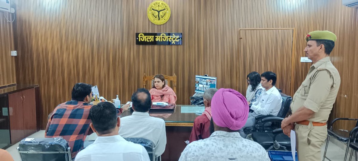 dmbijnor's tweet photo. आज 31 जुलाई, 2026 को कलक्ट्रेट कार्यालय में जनसामान्य की शिकायतों को सुना गया तथा शिकायतों का समयबद्ध व गुणवत्तापूर्ण निस्तारण कराये जाने हेतु सम्बन्धित को निर्देश दिये गये। https://t.co/lGKDZFSJot