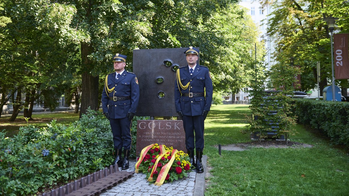 PW_edu's tweet photo. 📌 Trwa Uroczysta Sesja Rady https://t.co/57lG6K1jQg. Warszawy z okazji Dnia Pamięci Warszawy. Tuż przed posiedzeniem Rady przedstawiciele władz miasta złożyli kwiaty pod pomnikiem Batalionu "Golski".

➡️ Władze PW reprezentuje prof. Adam Woźniak, Prorektor ds. Rozwoju. https://t.co/K3Kz80OUyO