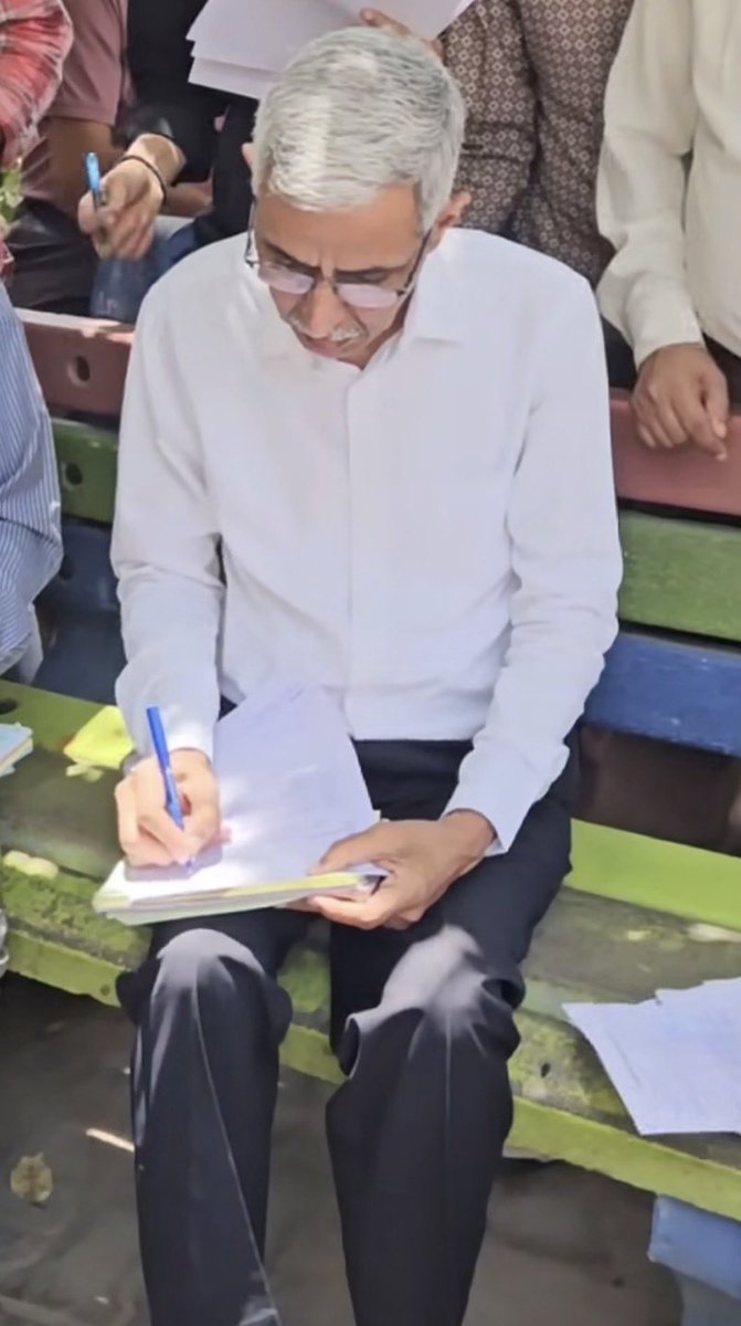HANUMANKISAN's tweet photo. आज RPSC के माननीय सचिव श्री रामनिवास जी मेहता साहब का सेवानिवृत्ति दिवस है।
पिछले 7-8 वर्षों में प्रदेश के युवाओं के हित में संघर्ष करते हुए मुझे जीवन का सबसे ईमानदार, युवा-हितैषी और आदर्श व्यक्तित्व देखने को मिला जिनसे मैं बहुत ज़्यादा प्रभावित हुआ वो सिर्फ़ मेहता साहब है 🫡🫡
RPSC से नौकरी पाकर परिवार का नाम रोशन करने वाले हर युवा में आपका योगदान अतुलनीय है। आप प्रदेश के युवाओं के लिए अलौकिक व्यक्तित्व के धनी और भगवान स्वरूप हैं। प्रदेश का प्रत्येक युवा आपका ऋणी है।
सेवानिवृत्त होने पर राजस्थान बेरोजगार यूनियन परिवार की तरफ़ से हार्दिक बधाई एवं शुभकामनाएँ।।
@RPSC1 @RajCMO