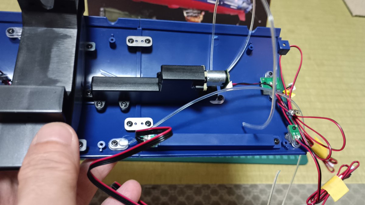 crystal719bon's tweet photo. クイーン・エメラルダス号の152号の組み立てです。LEDの点灯試験は合格でした。これで右側と左側の双方の同じ組み立てが完了しました。次回は新しい組み立��になります。次回は来週です　#クイーン・エルラルダス号 https://t.co/u3Brz8fsQM