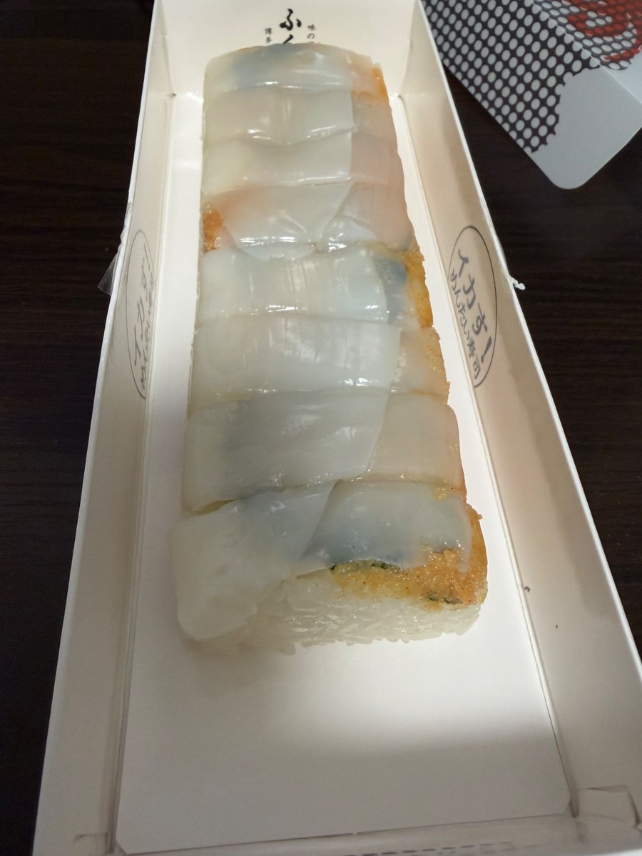 yashis21's tweet photo. 福岡空港の空港メシ最強はこいつ
国内線の保安検査抜けた先の売店で何故か1000円ちょいで売ってるので買いなさい https://t.co/mKwaDBkoGo