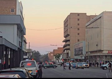 LindaNcube16's tweet photo. Zimbabweans have defied the protests and are working as usual. https://t.co/BZzRRJ7m0f