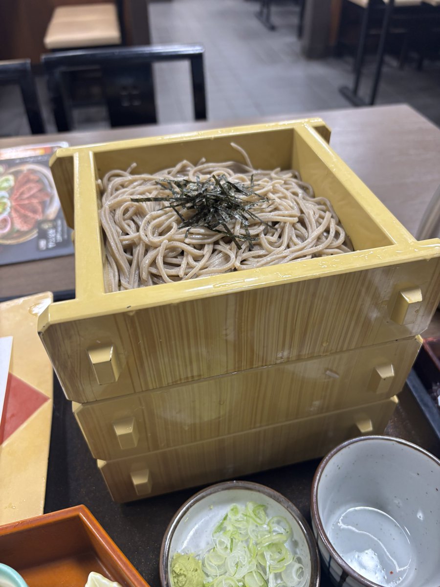 kero810's tweet photo. サガミに晦日そばを食べに来た！！
ゴマだれもあって美味しそう😋 https://t.co/6WxlphJA7U