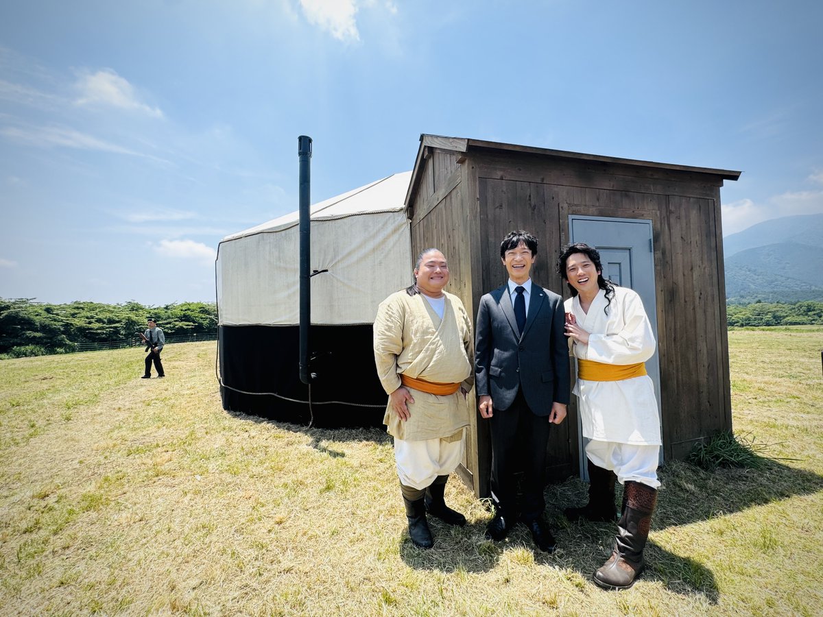 TBS_VIVANT's tweet photo. 🔴#VIVANTep11 裏話⚫️

乃木のゲルに行った
乃木、ノコル、ドラム。

バルカ共和国に似た草原を日本国内で探し
撮影は富士山付近で行いました🎥

乃木のゲルだけでなく
背景に映るゲルも一部建てています🏕️

黒須襲撃時にゲルを登る”謎の襲撃者”のカットは
勢いを調整して何度もトライ🎥

#VIVANT 12話放送は明日！📺✨