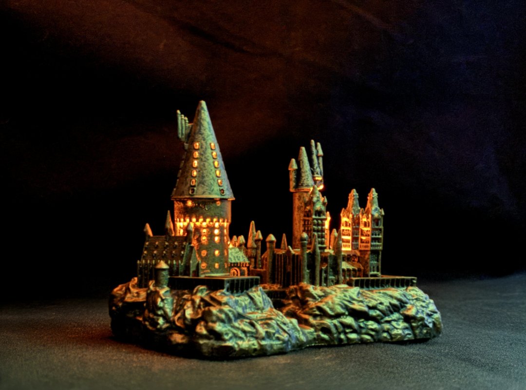 yosho_maruzen's tweet photo. 【RP Minis】 ”Harry Potter Hogwarts Castle and Sticker Book” 
ハリー・ポッターの魔法の世界の象徴であるホグワーツを精密に再現した、公式ミニチュアフィギュア。温かみのある灯りが揺らめくライトギミック付きで、付属の全16ページ・フルカラーステッカーブックとともに作品の世界観を満喫できるセットです。デスクや本棚の省スペースにも飾りやすいコンパクトなサイズ感で、原作小説や映画を楽しみながら過ごすお家時間をいっそう特別なものに演出。
丸善ジュンク堂書店のネットストアで販売中🧙
https://t.co/sBepZo2suO
#洋書の丸善 #Harrypotter #ハリーポッター #Hogwarts