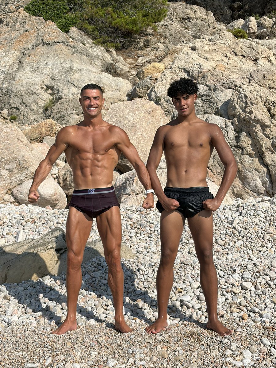 GossipRoomOff's tweet photo. 🚨 Dix ans plus tard, Cristiano Ronaldo et Cristiano Jr ont recréé leur photo devenue mythique ! 

En 2016, Cristiano Ronaldo posait aux côtés de son fils dans une photo qui a marqué ses fans. Dix ans plus tard, père et fils ont reproduit exactement la même pose, offrant un clin d’œil aussi symbolique qu’émouvant.

Le temps a passé, mais leur complicité, elle, est restée intacte. Une belle image qui montre à quel point Cristiano Jr a grandi… en suivant les traces de son père. ⚽❤️