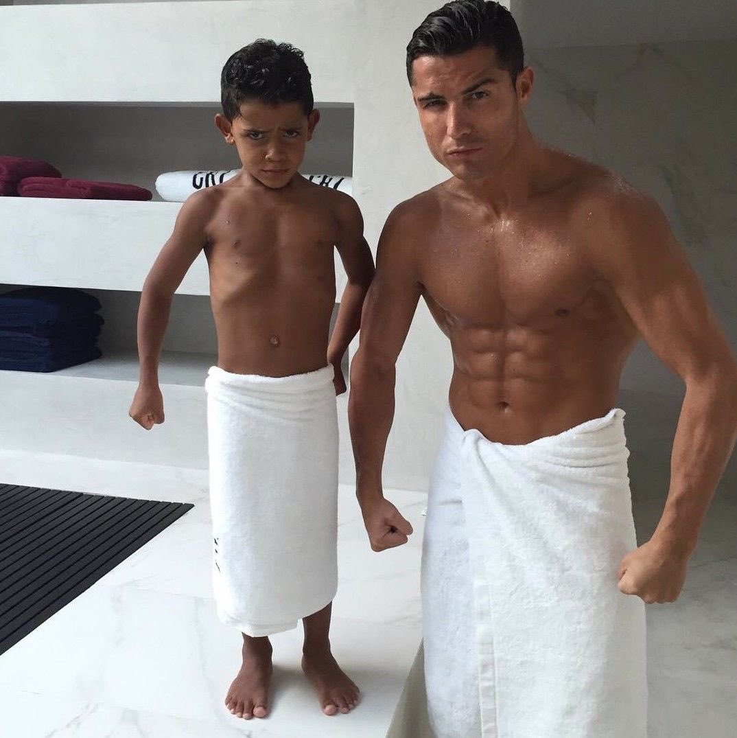 GossipRoomOff's tweet photo. 🚨 Dix ans plus tard, Cristiano Ronaldo et Cristiano Jr ont recréé leur photo devenue mythique ! 

En 2016, Cristiano Ronaldo posait aux côtés de son fils dans une photo qui a marqué ses fans. Dix ans plus tard, père et fils ont reproduit exactement la même pose, offrant un clin d’œil aussi symbolique qu’émouvant.

Le temps a passé, mais leur complicité, elle, est restée intacte. Une belle image qui montre à quel point Cristiano Jr a grandi… en suivant les traces de son père. ⚽❤️