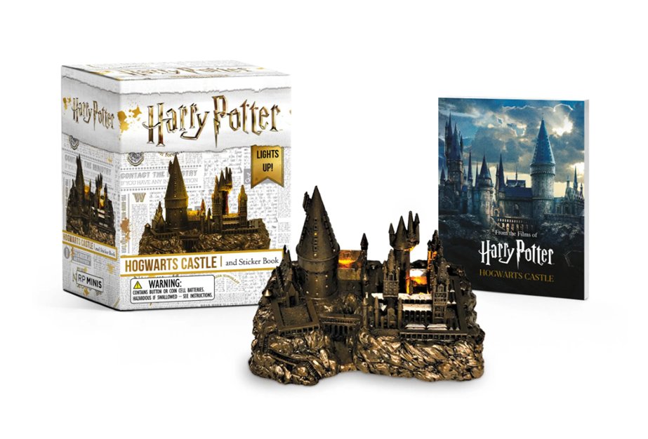 yosho_maruzen's tweet photo. 【RP Minis】 ”Harry Potter Hogwarts Castle and Sticker Book” 
ハリー・ポッターの魔法の世界の象徴であるホグワーツを精密に再現した、公式ミニチュアフィギュア。温かみのある灯りが揺らめくライトギミック付きで、付属の全16ページ・フルカラーステッカーブックとともに作品の世界観を満喫できるセットです。デスクや本棚の省スペースにも飾りやすいコンパクトなサイズ感で、原作小説や映画を楽しみながら過ごすお家時間をいっそう特別なものに演出。
丸善ジュンク堂書店のネットストアで販売中🧙
https://t.co/sBepZo2suO
#洋書の丸善 #Harrypotter #ハリーポッター #Hogwarts