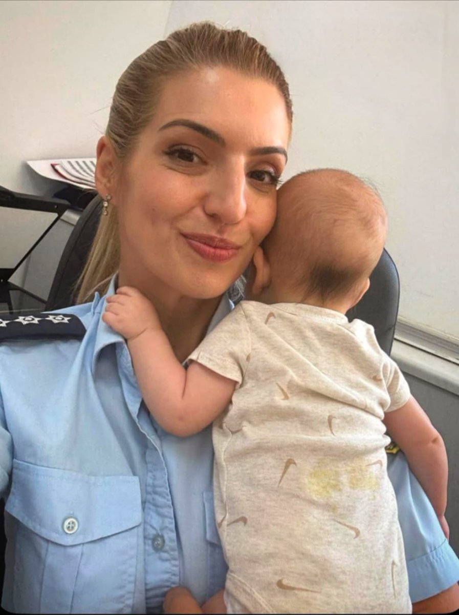 hellenicpolice's tweet photo. 👮‍♀️ Μερικές φορές, η αποστολή της Ελληνικής Αστυνομίας δεν αποτυπώνεται μόνο σε μια στολή ή σε μια υπηρεσία που παρέχεται, αλλά και σε μια απλή ανθρώπινη κίνηση.

👶 Όταν μια μητέρα χρειάστηκε να ολοκληρώσει τη διαδικασία έκδοσης διαβατηρίου για το παιδί της, η προϊσταμένη του Γραφείου ανέλαβε για λίγο τον πιο γλυκό... «υπηρεσιακό ρόλο», κρατώντας στην αγκαλιά της το μωρό μέχρι να ολοκληρωθεί η διαδικασία.

🫡 Γιατί η εξυπηρέτηση του πολίτη ξεκινά πάντα με τον σεβασμό, την κατανόηση και την ανθρωπιά.