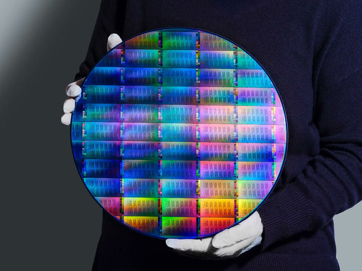 ComputerworldES's tweet photo. @IBM presenta tres estudios que demuestran que la computación cuántica ya supera a los sistemas clásicos y, además, es fiable. Sin duda, un cambio de etapa para todo el sector. Te contamos los detalles de estos tres experimentos científicos aquí. https://t.co/mP6ky9lds2 https://t.co/X6kQjho04y