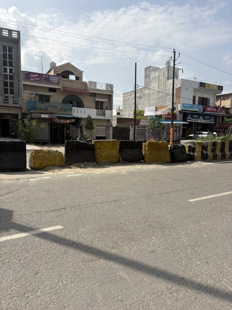 ashuvajpayee's tweet photo. @dmbareilly सर, करगैना एरिया में सभी डिवाइडर्स को बंद करके साउथ सिटी और उसके आगे वाली सभी कॉलोनी के निवासियों को ग़लत दिशा में गाड़ी चलान�� के लिए बाध्य किया जा रहा है, इससे कांवड़ यात्रा में जाम की स्थिति उत्पन्न होगी,कृपया संज्ञान लें l 
@bareillytraffic @bareillypolice https://t.co/T210IuZjqi