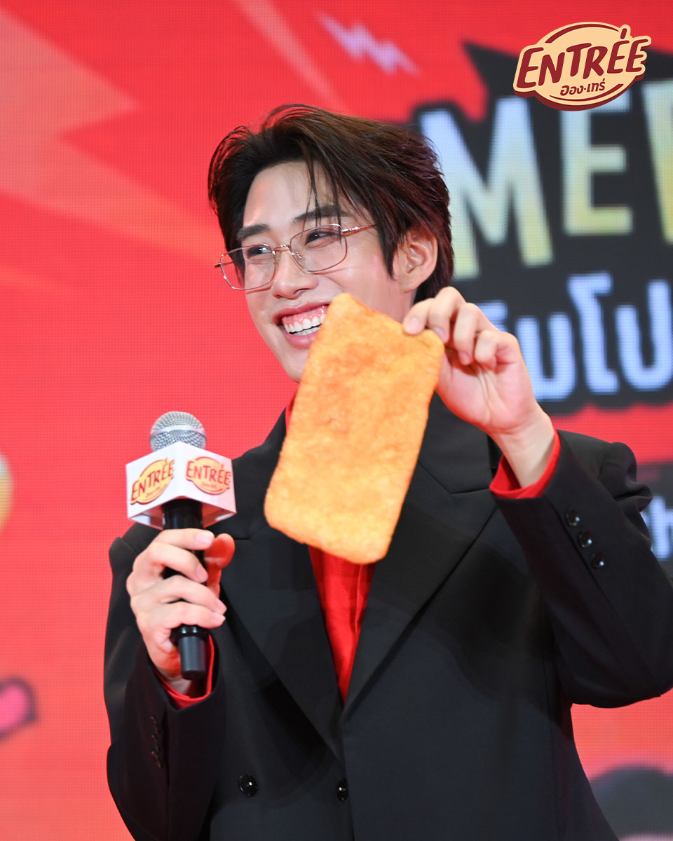 Entree_protein's tweet photo. 💚🩷 งานจบ แต่โมเมนต์ของเติ้ล–เฟิร์สวัน ยังวนอยู่ในใจแอดพี่ออง 🥹

พี่อองเอาความน่ารักของ เติ้ล–เฟิร์สวัน รวมช็อตน่ารัก ๆ กับแคบหมูและหมูแผ่นอองเทร่ ที่ทำเอาทั้งเวทีเต็มไปด้วยรอยยิ้ม
ทำเอาแฟน ๆ ฟินกันทั้งงาน 🥰

ใครอยู่ในงานวันนั้น คิดถึงโมเมนต์ไหนที่สุด มาแชร์กันได้นะค้าบ

📍 สามารถติดตามภาพเพิ่มเติมได้ที่ 
https://t.co/lrZcbdaBA8

TFO x ENTREE MEET & CHIPS
#EntreeProteinxTFO

#EntreexTleFirstone #อองเทร่
#อองเทร่โปรตีนสแน็ก #TleFirstone