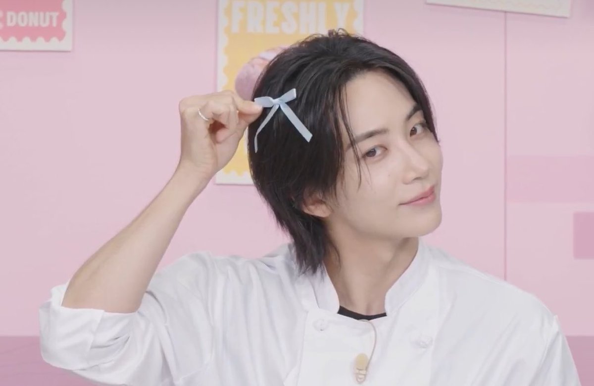wonubliss's tweet photo. jeonghan with a ribbon 🎀🩵 https://t.co/6K63EPXKHC