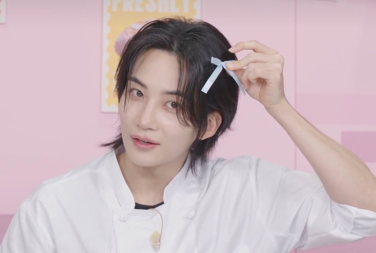 wonubliss's tweet photo. jeonghan with a ribbon 🎀🩵 https://t.co/6K63EPXKHC