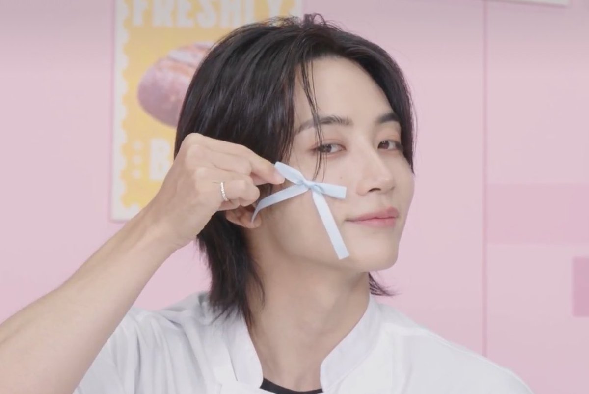 wonubliss's tweet photo. jeonghan with a ribbon 🎀🩵 https://t.co/6K63EPXKHC