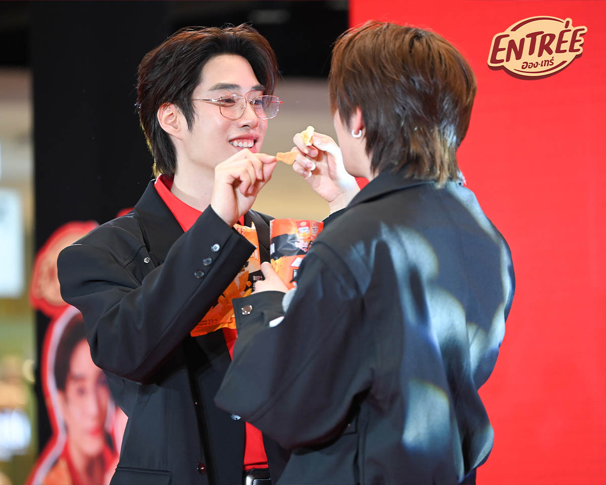 Entree_protein's tweet photo. 💚🩷 งานจบ แต่โมเมนต์ของเติ้ล–เฟิร์สวัน ยังวนอยู่ในใจแอดพี่ออง 🥹

พี่อองเอาความน่ารักของ เติ้ล–เฟิร์สวัน รวมช็อตน่ารัก ๆ กับแคบหมูและหมูแผ่นอองเทร่ ที่ทำเอาทั้งเวทีเต็มไปด้วยรอยยิ้ม
ทำเอาแฟน ๆ ฟินกันทั้งงาน 🥰

ใครอยู่ในงานวันนั้น คิดถึงโมเมนต์ไหนที่สุด มาแชร์กันได้นะค้าบ

📍 สามารถติดตามภาพเพิ่มเติมได้ที่ 
https://t.co/lrZcbdaBA8

TFO x ENTREE MEET & CHIPS
#EntreeProteinxTFO

#EntreexTleFirstone #อองเทร่
#อองเทร่โปรตีนสแน็ก #TleFirstone