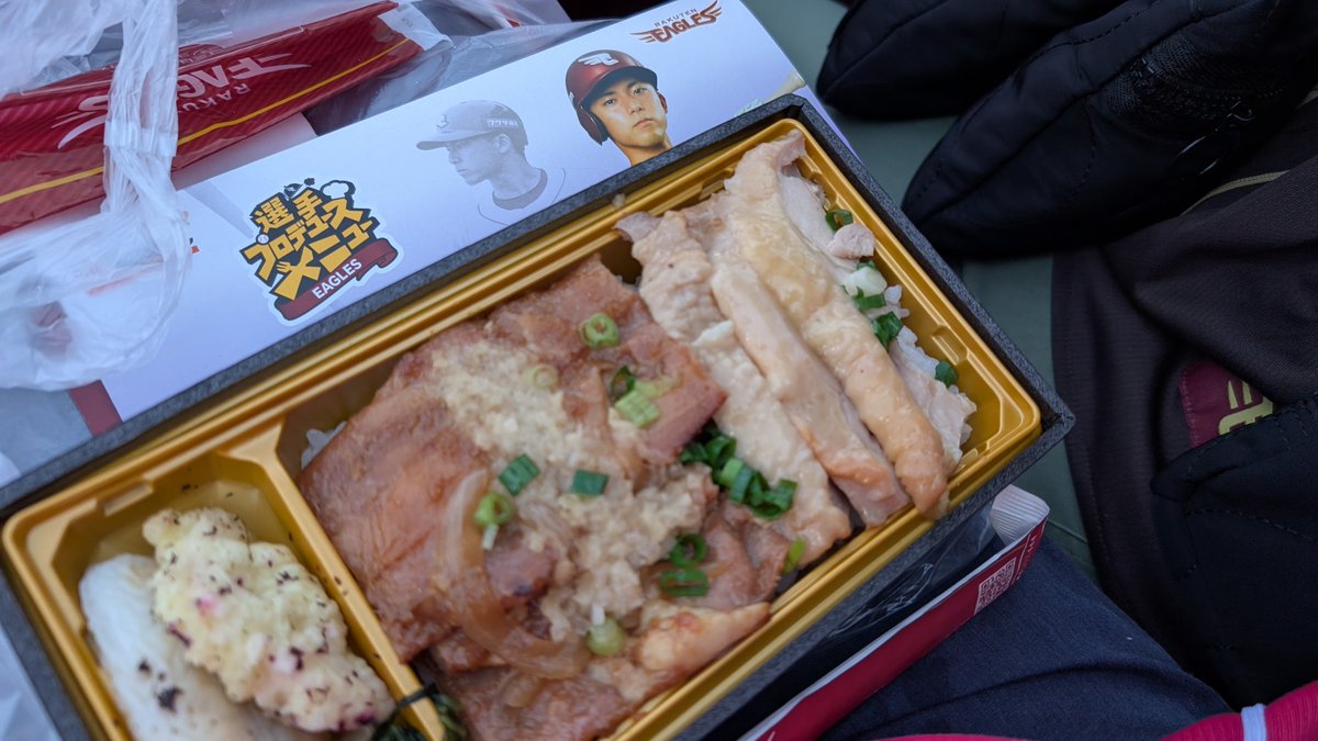 kenohba's tweet photo. 楽天、オールスター明け最初のゲーム。
せっかく内野席のそこそこいい席ゲットできたのに、中止！
宗山プロデュースの弁当食べて、ギャラクシーTシャツ貰って帰った。
バス代と帰りの新幹線代・・・天気予報の嘘つき・・・
#楽天イーグルス https://t.co/uazCDTn5MD