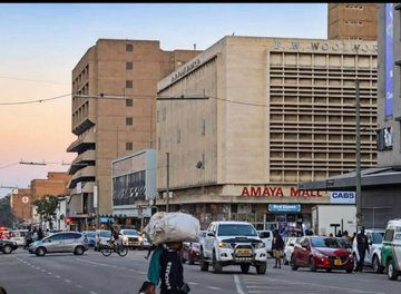 LindaNcube16's tweet photo. Zimbabweans have defied the protests and are working as usual. https://t.co/BZzRRJ7m0f