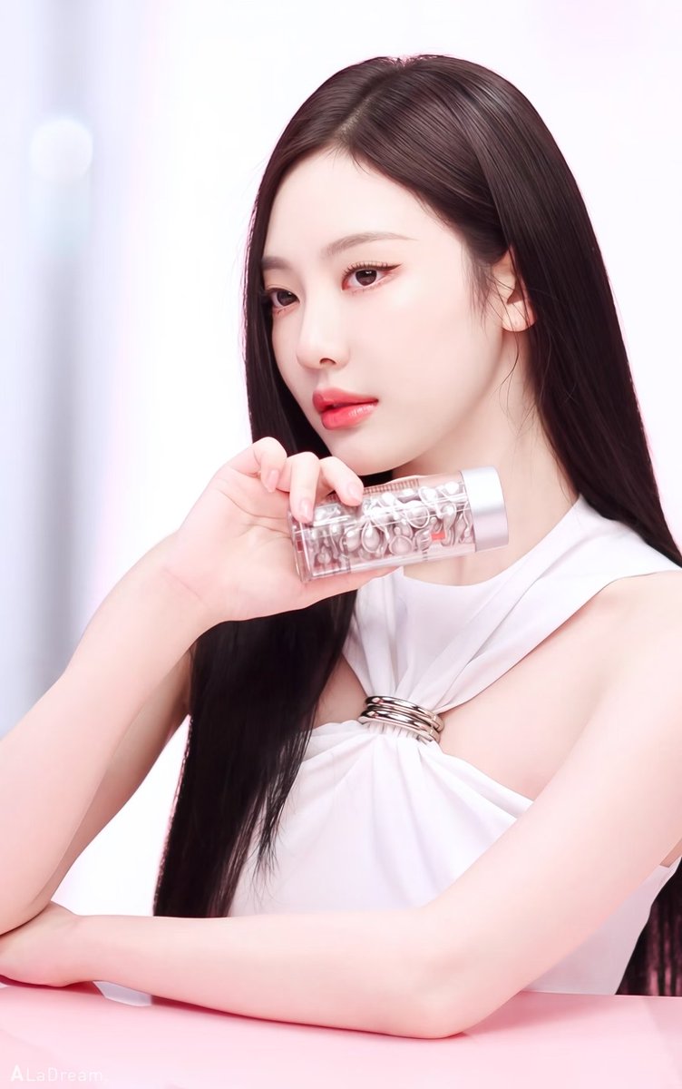 nnyizqrls's tweet photo. According to Weibo, Elizabeth Arden has new updates &amp; surprises about #NINGNING on Aug 3, plus a rumored offline event in mid-Aug!

Let's wait for the official confirmation. Either way, hope she gets more China events this year since her looks there are always stunning! 🥹🩷 https://t.co/fFmTX3ghv2