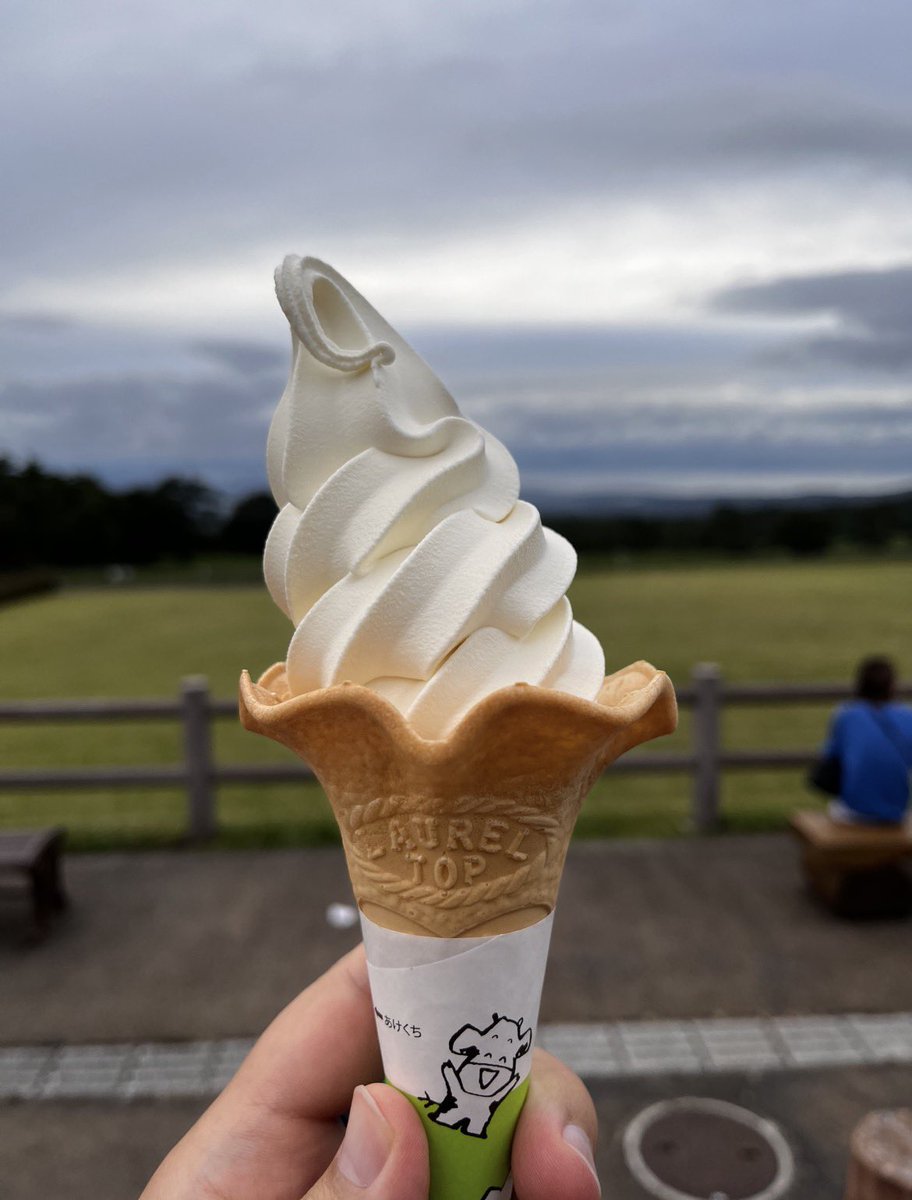 pondaring1989's tweet photo. 【オススメのアイス】
鳥取県を代表する飲み物が「大山白バラ牛乳」。鳥取県の子どもたちは給食で毎日この牛乳を飲みますが、美味しすぎて他の牛乳は飲めなくなるとか…？その牛乳を使用したソフトクリームがとにかくオススメ！
『大山まきば みるくの里』で食べることができます！ #かぶちゃんラジオ https://t.co/Kp9uAWP7hX