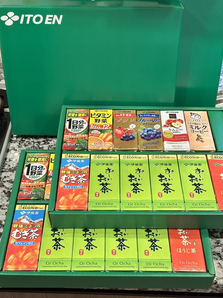motom_'s tweet photo. 伊藤園からやっとうちにも株主優待が届きましたっ！
わっしょーいヽ(´▽｀)/
ありがとうございます🙏

両方持つ事で買付け単価を下げ配当利回りをならしつつ優待も2つもらい、株価が上がったときは普通株を売りキャピタルも狙う作戦です。
株価が上がる時優先株の方はほぼ上がらないのでね。 https://t.co/tUm0RtJvzj