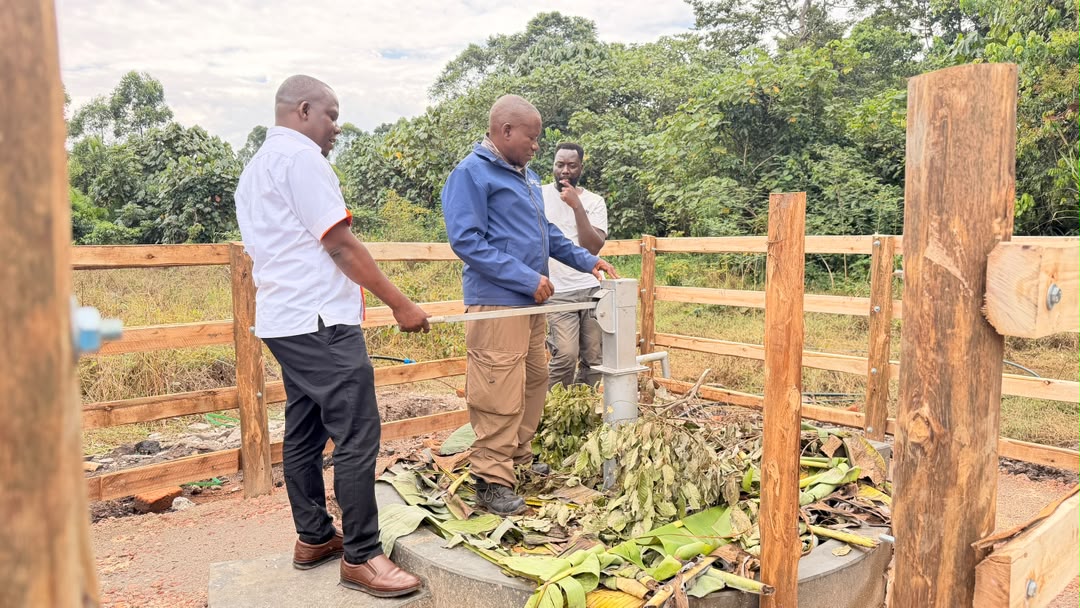 PaCT_UG's tweet photo. Our Executive Director @kinaalwajeff visited ongoing projects, including a soon‑to‑be completed protected spring. Together with PaCT, @rcmx88 , @Rotary, &amp; we’re building safe, reliable water access for families.

👉 Be part of the change: https://t.co/IoEDeSSXBv 💙 https://t.co/VseqjeknVk