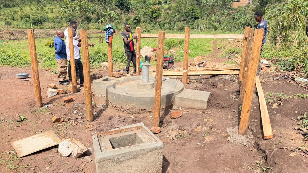 PaCT_UG's tweet photo. Our Executive Director @kinaalwajeff visited ongoing projects, including a soon‑to‑be completed protected spring. Together with PaCT, @rcmx88 , @Rotary, &amp; we’re building safe, reliable water access for families.

👉 Be part of the change: https://t.co/IoEDeSSXBv 💙 https://t.co/VseqjeknVk