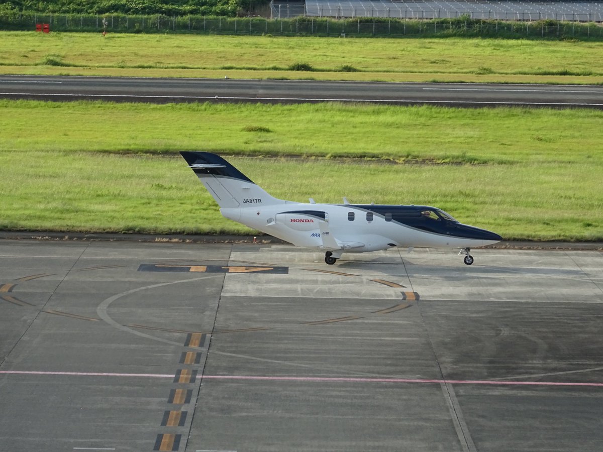 787_KR's tweet photo. 出張帰りの嫁氏様を空港まで迎えに行き、待ってる間に展望デッキに登ったらホンダジェットが降りてきた。はじめて見た📷✨ https://t.co/U6d18Og7z5