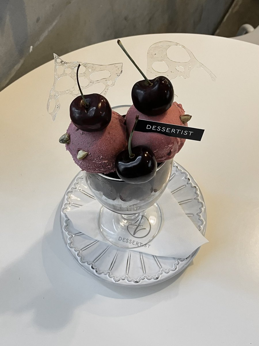 mycherishediary's tweet photo. 🍒 ‘체리 파르페’

체리 아이스크림, 산딸기 아이스크림, 쇼콜라 아이스크림, 생체리, 프로마쥬 크림, 체리 콩포트, 와인 젤리, 산딸기 소스

몇 년째 판매되고 있는 디저티스트의 여름 시즌 계절 파르페로 섬세하고 균형 잡힌 고급스러움이 파티세리 파르페의 정석 같은 느낌이다

📍 잠실 디저티스트 https://t.co/sPm1iA9hYh