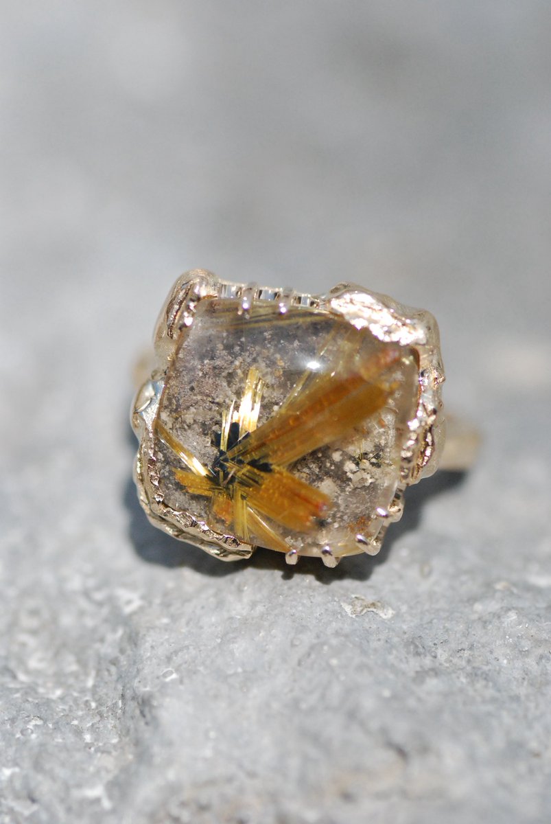 xx_moixx's tweet photo. 【 série moitié-moitié 】 × Hematite with Rutilated Quartz

透明な結晶の中に
そっと花開いた金色のルチル。

繊細な花びらのように広がる輝きと
ヘマタイトが描く静かな陰影が重なり
ひとつの石の中に
幻想的な景色をつくり出す

自然が長い時間をかけて咲かせた
世界にひとつだけの花。 https://t.co/Q5UmhyJL72