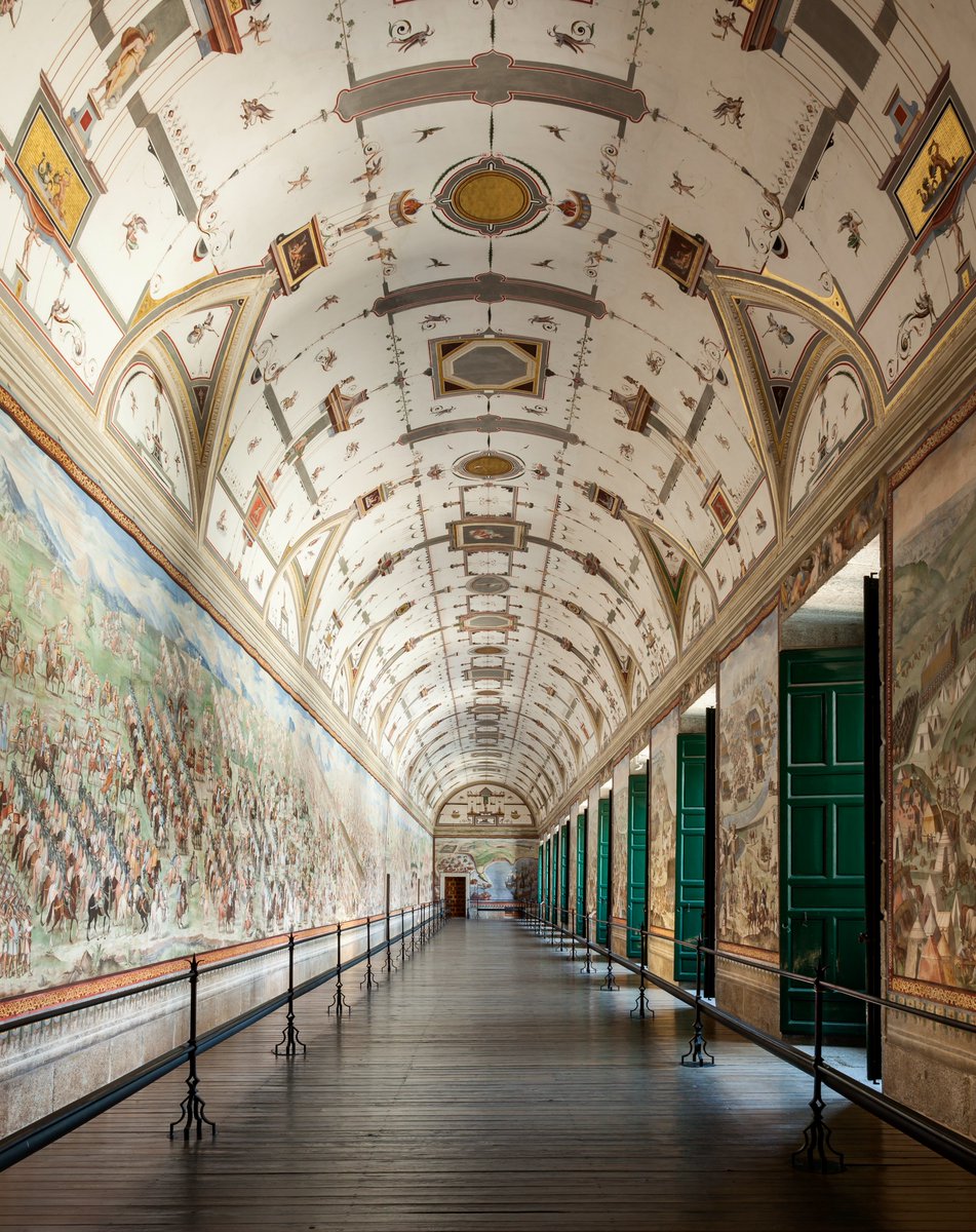 PatrimNacional's tweet photo. La Sala de Batallas del Monasterio de San Lorenzo de El Escorial se denomina así por las escenas de batallas representadas en sus muros⚔️🐎

Se decoró en 1590 por un equipo de artistas genoveses formado por Niccolò Granello, Fabrizio Castello, Lazaro Tavarone y Orazio Cambiaso🎨 https://t.co/Bj5WJCgHqK