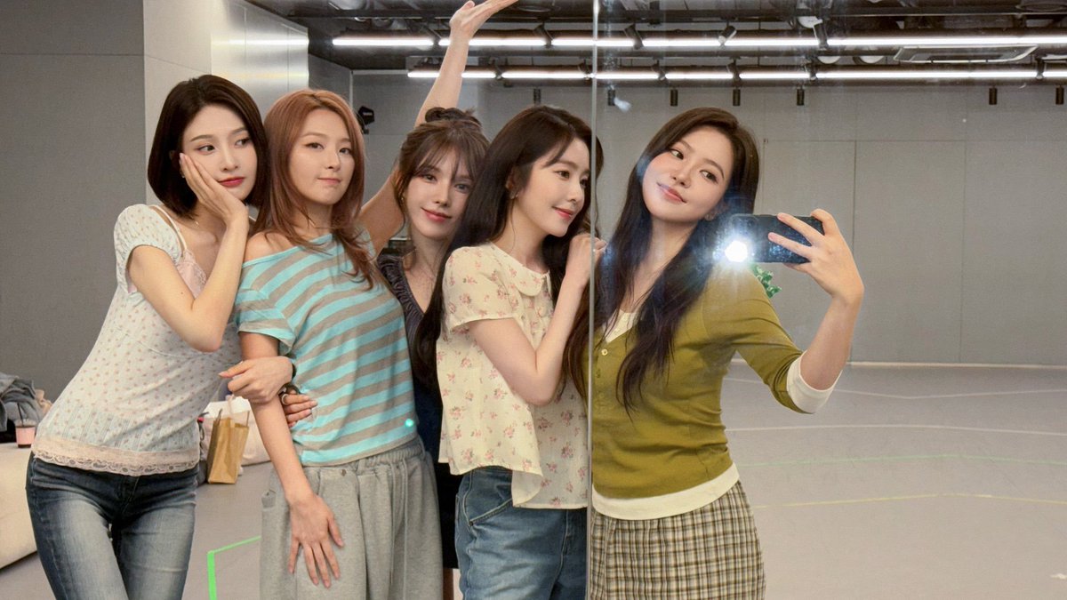 LaReVella's tweet photo. Guess who’s back together in the practice room? All 5 of us are sending you the biggest hugs! We missed you so much, ReVeluv... see you tonight! ❤ https://t.co/C7XQ2GJN0h