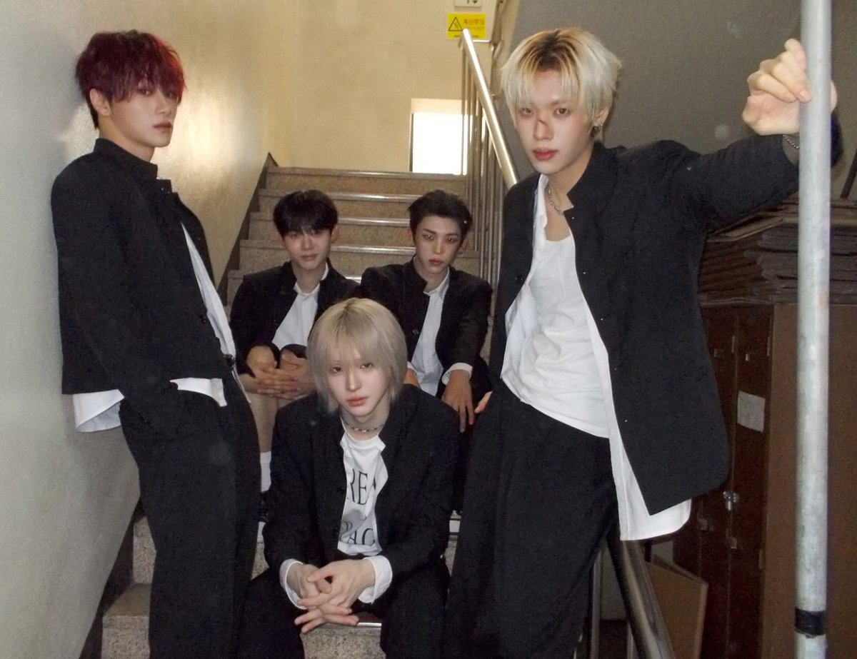 idnottt's tweet photo. eunsung just chillin at the back https://t.co/M8QWKnwmv8