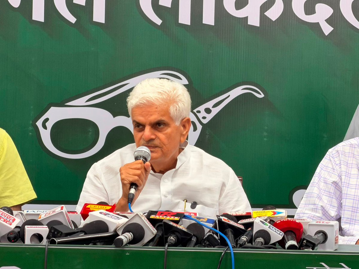 OfficialINLD's tweet photo. इंडियन नेशनल लोकदल के प्रदेश अध्यक्ष रामपाल माजरा ने शुक्रवार को चंडीगढ़ में प्रेस वार्ता कर 3206 जेबीटी अध्यापकों की भर्ती पर कोर्ट के निर्णय, गेस्ट टीचर्स को नियमित न करने, हरियाणा में वकील साथियों के हड़ताल पर बैठने, एचकेआरएन में सेवा सुरक्षा वादा, फसल बीमा और जंतर-मंतर पर बैठे युवाओं के साथ की गई वादाखिलाफी जैसे ज्वलंत मुद्दों को उठाया

जेबीटी भर्ती पर हाई कोर्ट के फैसले से साफ हो गया है, कि यह मामला राजनीतिक दुर्भावना से प्रेरित था: रामपाल माजरा

एचकेआरएन पूरी तरह से फ्रॉड है, घोटालों के कारण इसके डायरेक्टर को जेल जाना पड़ा था

बीजेपी कर्मचारी विरोधी है, गेस्ट टीचर्स को कोर्ट के फैसले के बाद भी पक्का नहीं किया जा रहा

चंडीगढ़, 31 जुलाई। साल 2000 में इनेलो की सरकार में 3206 जेबीटी अध्यापकों की भर्ती को पंजाब और हरियाणा हाई कोर्ट ने निष्पक्ष ठहराया है। तब कांग्रेस ने सीबीआई का दुरुपयोग कर चौधरी ओम प्रकाश चौटाला को जेल भेजने की साजिश रची थी। सवाल उठता है कि जब भर्ती मेरिट पर हुई थी तो पूर्व मुख्यमंत्री ओम प्रकाश चौटाला और उनके साथियों को जेल की सजा क्यों काटनी पड़ी?। हाई कोर्ट के हाल में आए फैसले से साफ हो गया है, कि यह मामला राजनीतिक दुर्भावना से प्रेरित था। कोर्ट ने बचे हुए 150 जेबीटी अभ्यर्थियों को बैक डेट से पूरे लाभ देने के निर्देश दिए हैं। साल 2000 में लगे 3206 अध्यापकों को प्रमोशन भी मिले हैं। तब कुल 7700 अभ्यर्थियों के इंटरव्यू लेने के बाद 3206 अभ्यर्थियों का चयन किया गया था।
रामपाल माजरा ने बीजेपी को कर्मचारी विरोधी बताते हुए कहा कि बीजेपी ने 2014 की घोषणा पत्र में गेस्ट टीचरों को नियमित करने का वादा किया था। जंतर-मंतर पर धरना दे रहे गेस्ट टीचर्स को भाजपा ने लेटर हेड पर समर्थन भी दिया था। लेकिन आज तक गेस्ट टीचर नियमित नहीं हुए। पिछले दिनों जब हाई कोर्ट ने गेस्ट टीचर्स को नियमित करने के निर्देश दिए। उसके बाद अब सरकार डबल बेंच में चली गई है। सरकार गेस्ट टीचरों को नियमित करने में आनाकानी कर रही है। मतलब साफ है कि  सरकार की नीयत ठीक नहीं है। मुख्यमंत्री नायब सैनी जब भी पंजाब में राजनीतिक प्रचार के लिए जाते हैं तो खुद को कर्मचारी हितेषी बताते हैं जो बेहद हास्यास्पद है।
उन्होंने कहा कि सरकार ने हरियाणा कौशल रोजगार निगम के जरिए लगाए गए 120000 कर्मचारियों को सेवा सुरक्षा का वादा किया था। 2 साल पहले सेवा सुरक्षा का कानून विधानसभा से पारित भी हो गया है। लेकिन अभी तक कोई कार्यवाही नहीं हुई। एचकेआरएन पूरी तरह से फ्रॉड है। इसमें पिक एंड चूज से भारी घोटाले हो रहे हैं। घोटालों के चक्कर में इसके एक डायरेक्टर और अधिकारियों को जेल जाना पड़ा था। नेशनल हेल्थ मिशन के कर्मचारियों को नियमित करने को लेकर भी हाईकोर्ट ने नियमित करने के निर्देश दिए थे। लेकिन सरकार ने समय पर कदम नहीं उठाये। सरकार के खिलाफ हाई कोर्ट में अब अवमानना का केस भी चल रहा है।
रामपाल माजरा ने कहा कि पंजाब और हरियाणा हाईकोर्ट में पंजाब और हरियाणा में सभी वकील साथी हड़ताल पर बैठे हैं। इसका मुख्य कारण यह है कि जितने भी नए वकील होते थे उन्हें लीगल एड डिफेंस काउंसिल सिस्टम में रखा जाता था। सभी जिला कोर्ट में 40-50 वकीलों को पैनल पर रखा जाता था। लेकिन अब मिलीभगत करके मात्र 5-7 वकीलों को ही यह काम दिया जाता है।
रामपाल माजरा ने कहा कि सरकार से आज सभी वर्ग बुरी तरीके से परेशान है। सरकार ने किसानों के लिए फसल बीमा योजना शुरू की थी। लेकिन किसानों को कोई फायदा नहीं हुआ। उल्टा आम जनता के ऊपर वजन बढ़ा दिया है। सरकार ने प्रॉपर्टी टैक्स बढ़ा दिया।
जंतर मंतर मामले में हुए समझौते को लेकर रामपाल माजरा ने बीजेपी पर वादाखिलाफी के आरोप लगाए। बीजेपी ने जो वादे किए थे, उनसे पीछे हट रही है। पहले युवाओं के ऊपर लाठी चलाई। बाद में सरकार घुटनों के बल पर बैठी। सभी मुकदमे वापस लेने और मृतक के परिजनों को मुआवजा देने पर सहमति बनी थी। लेकिन सभी वादे पूरे नहीं हुए।