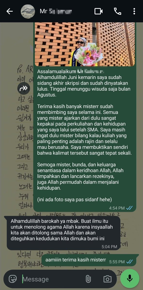 daarimah_'s tweet photo. beliau salah satu dr bbrp guru yg paling berpengaruh di kehidupan gua. waktu itu gua kirim chat ini, trus adek gua (skrg sekolah di tmpt gua dlu) blg katanya beliau seneng bgt terus cerita" ke murid"nya.

beliau bukan tipe guru yg sll bangga"in muridnya wow heart warming sklih https://t.co/kBHS0ZI4zb