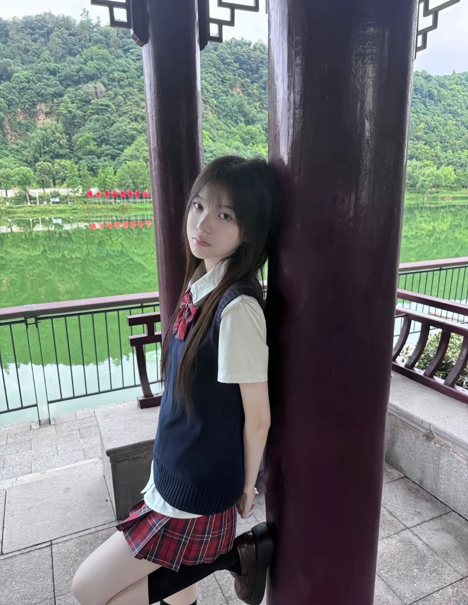 ahspdgp695's tweet photo. 05年女大 
笑容才是治愈一切的良药 https://t.co/ym6OFimc14