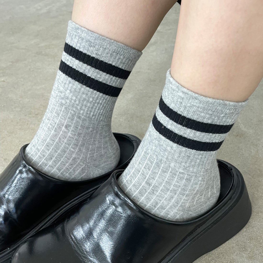 mikuru__12345's tweet photo. 今日の靴下お迎え募集です🧦❤︎

グレーに黒のライン🫶🏻
ジップロックで密封済みなのですぐ送れます🫶🏻

 #足もの売ります  #下着売り子 https://t.co/EZBXPBmvmG