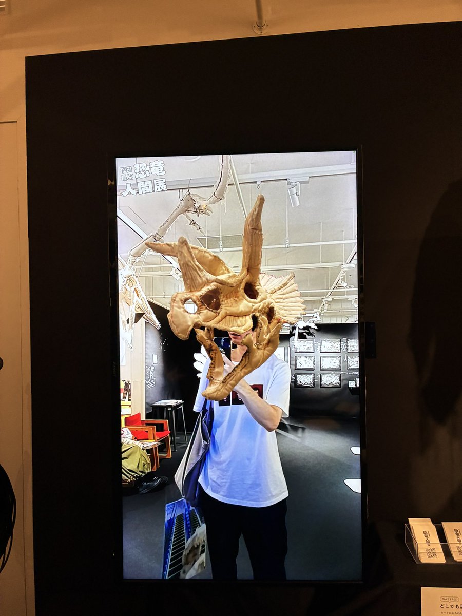 hirota0508's tweet photo. 渋谷PARCOのほぼ日で開催中の『恐竜人間展』へ🦖
恐竜の化石なのに柔らかそうで、骨なのにめちゃめちゃ被りたくなりました。
作者の下田��んがいらっしゃって、絵本にサインを描いていただけました。
描いてる時の手が大きくてゴツゴツしていて、恐竜を作っている強そうな手でした。
#恐竜人間展 https://t.co/DU3AzRFUdq