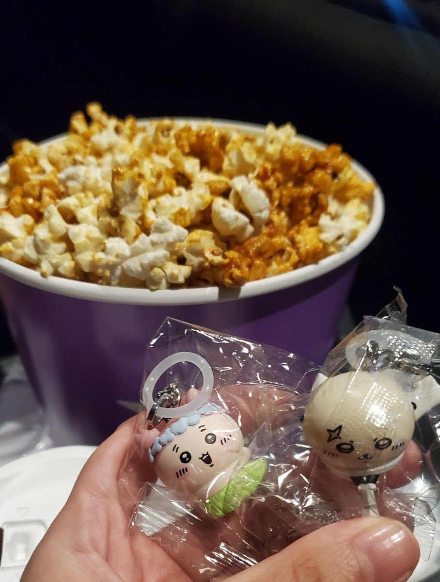 ab_X05's tweet photo. 映画観て来ました！超よかっったー✨😭
特典はカニちゃんとラッコ先生が来てくれました✨😊👍️ https://t.co/omQTBpOd6b