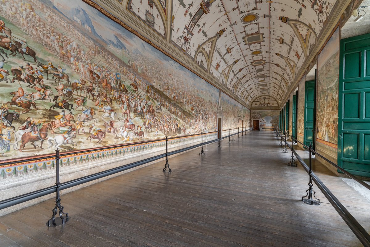PatrimNacional's tweet photo. La Sala de Batallas del Monasterio de San Lorenzo de El Escorial se denomina así por las escenas de batallas representadas en sus muros⚔️🐎

Se decoró en 1590 por un equipo de artistas genoveses formado por Niccolò Granello, Fabrizio Castello, Lazaro Tavarone y Orazio Cambiaso🎨 https://t.co/Bj5WJCgHqK