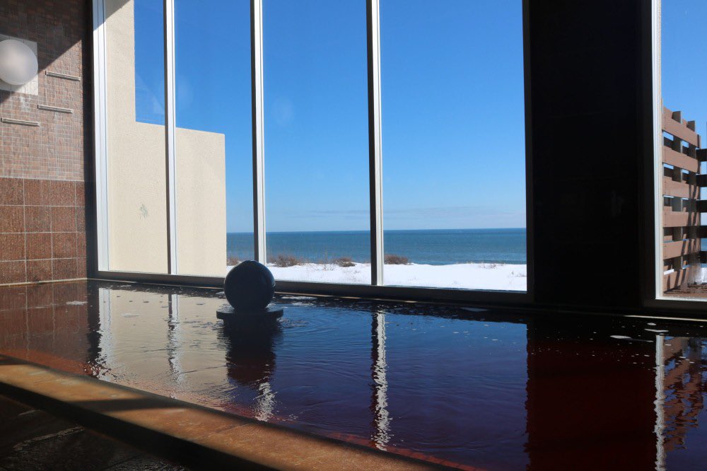 iguas1's tweet photo. ２湯目は北海道大樹町にあります晩成温泉

温泉人生初めてっぽいヨード泉（含よう素泉） 
ヨウ素（ヨード）を含んでいるのでうがい薬の匂いがするけどすぐ慣れた
太平洋を見ながら入れてサウナもついて500円
しかも大小のタオルまでついてくる！ https://t.co/bxrMWYUUSg