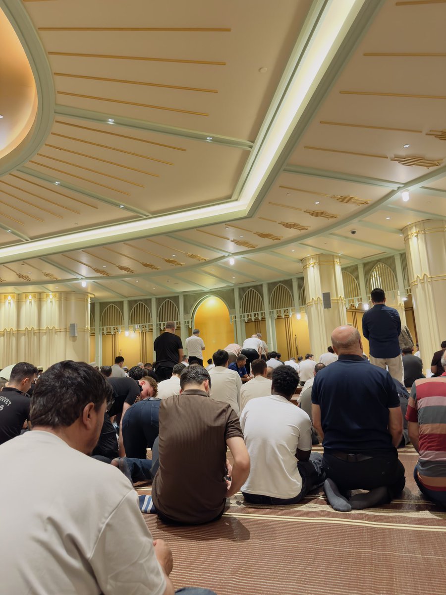 beseyasarr's tweet photo. İbadetin gizli olanı makbuldür. 
Taksim camii -2. kat, 9. saf, sağdan yedinci kişiyim. Lacivert gömlek. 
Hayırlı cumalar 🙏🏻 https://t.co/D9Lw8yEsQI