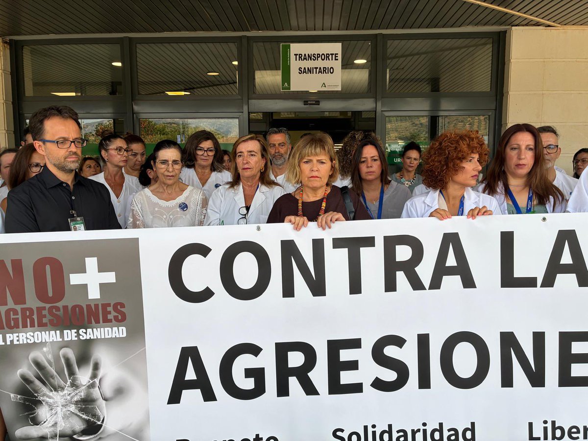 SaludNorteMalag's tweet photo. Hemos realizado la lectura de un manifiesto en contra de las agresiones a los profesionales sanitarios, seguida de un minuto de silencio, como muestra de apoyo y solidaridad con nuestra compañera TCAE de Urgencias, víctima de una reciente agresión.
#NoAgresiones #RESPETO https://t.co/adVHgUy0YU