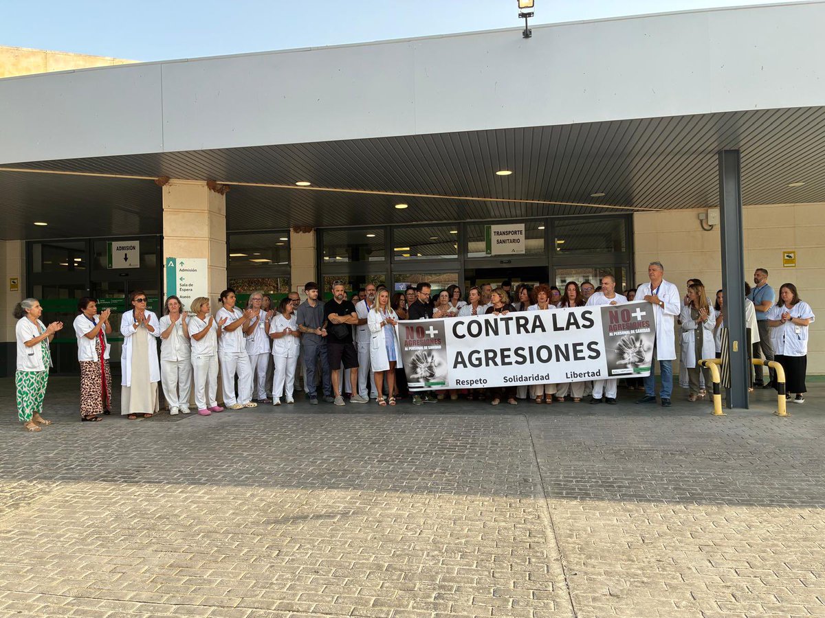 SaludNorteMalag's tweet photo. Hemos realizado la lectura de un manifiesto en contra de las agresiones a los profesionales sanitarios, seguida de un minuto de silencio, como muestra de apoyo y solidaridad con nuestra compañera TCAE de Urgencias, víctima de una reciente agresión.
#NoAgresiones #RESPETO https://t.co/adVHgUy0YU