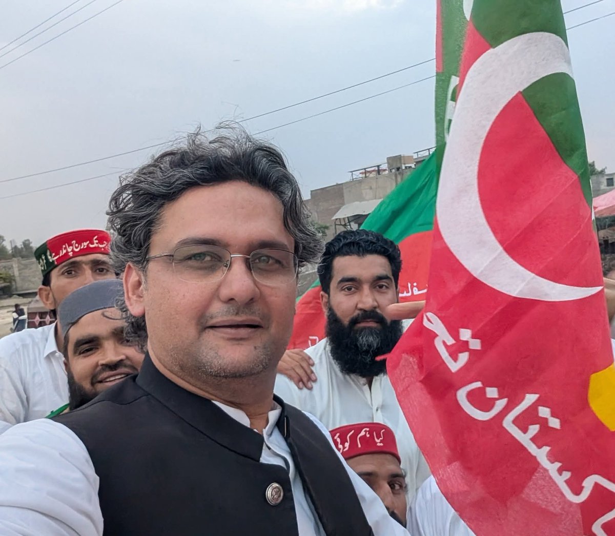KaliwalYam's tweet photo. جب خان صاحب جیل سے نکلیں گے تو میں صرف ایک شکایت کروں گا کہ فیصل جاوید خود چھپ گیا تھا اور  اس کا غصہ لوگ مجھ پر نکالتے تھے
کیونکہ یہ لوگ مجھے فیصل جاوید سمجھتے ہیں 😭 https://t.co/TNlO4hAAAp