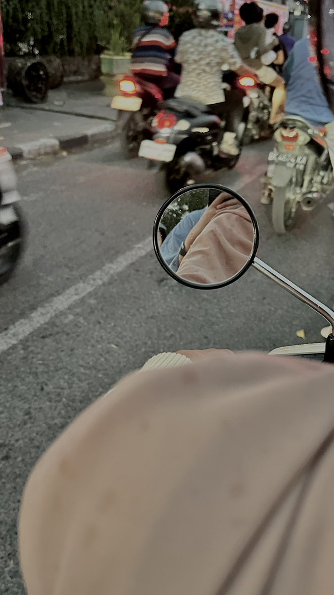 riahna06's tweet photo. Pulang karna mau hujan. Pas pulang kena hujan https://t.co/YtsGZrbXUe