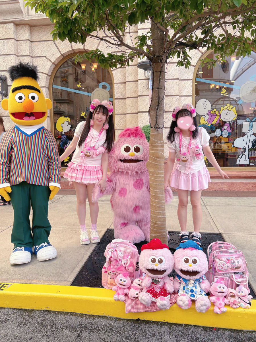Momoppy_pink's tweet photo. モッピー木が正面に来ちゃうからこのちゃんとももの間をゆらゆらして顔出してかわいかった😆🩷

#モッピーコーデ
#usjファン https://t.co/JVBMOMZMoU
