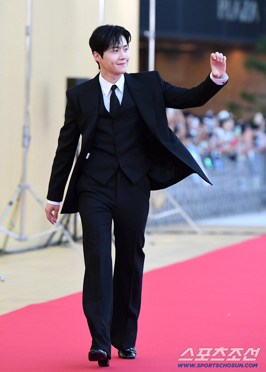 mamprelfer's tweet photo. [PIC] 260731 Blue Dragon Series Awards 2026 - Red Carpet #KimSeonho https://t.co/RUj0Y6jiMs