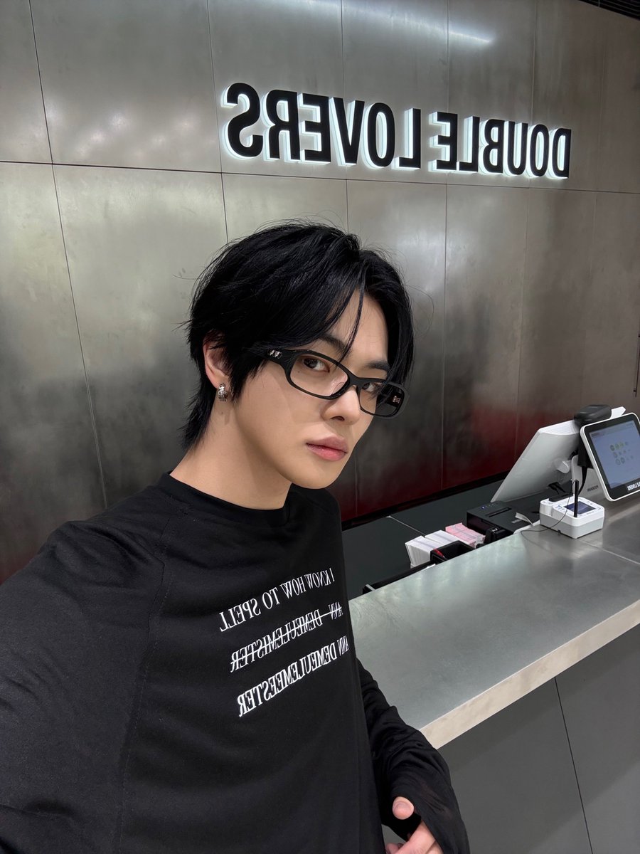 leeleo_ald1's tweet photo. DOUBLE LOVERS X LEO

#LEELEO #이리오 #イリオ https://t.co/lmYbjbO0ic